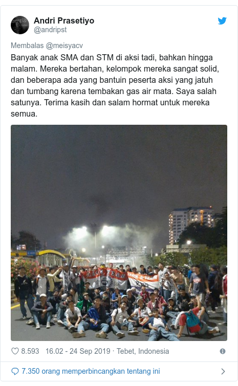 Demo Mahasiswa Era Media Sosial Poster Lucu Penggalangan