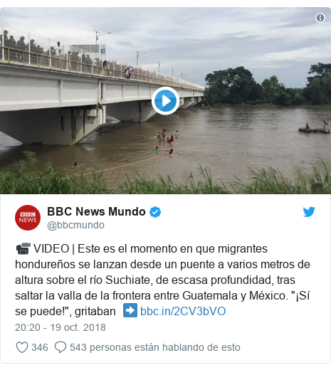 Publicación de Twitter por @bbcmundo: ?? VIDEO | Este es el momento en que migrantes hondureños se lanzan desde un puente a varios metros de altura sobre el río Suchiate, de escasa profundidad, tras saltar la valla de la frontera entre Guatemala y México. 