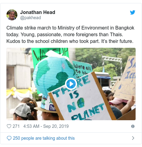 Twitter post by @pakhead: Climate strike march to Ministry of Environment in Bangkok today. Young, passionate, more foreigners than Thais. Kudos to the school children who took part. It’s their future. 