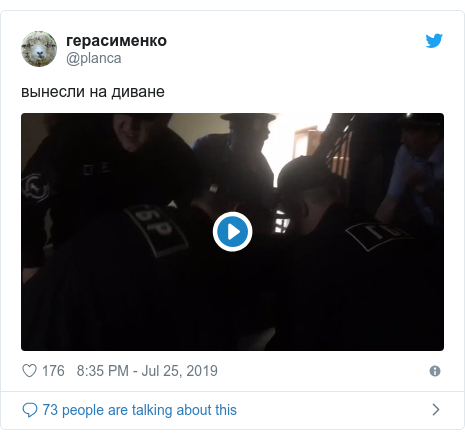 Twitter post by @planca: вынесли на диване 