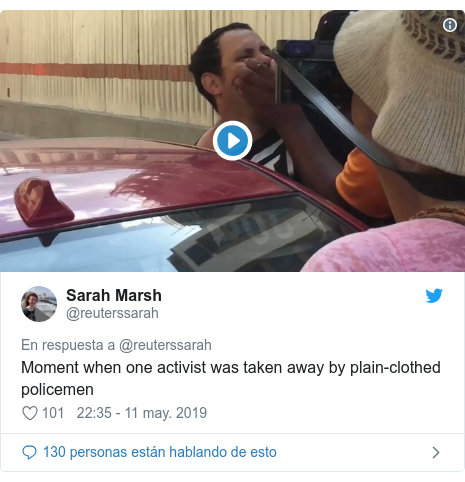 Publicación de Twitter por @reuterssarah: Moment when one activist was taken away by plain-clothed policemen 