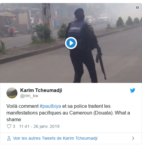 Twitter publication par @rim_kw: Voilà comment #paulbiya et sa police traitent les manifestations pacifiques au Cameroun (Douala). What a shame 