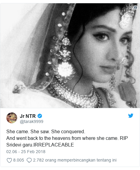 Para penggemar Sridevi mulai berkumpul di rumahnya di 