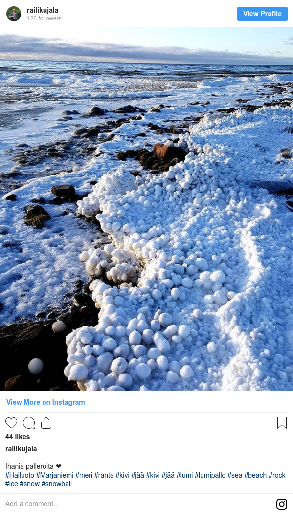 Instagram , : railikujala: Ihania palleroita ? #Hailuoto #Marjaniemi #meri #ranta #kivi #j?? #kivi #j?? #lumi #lumipallo #sea #beach #rock #ice #snow #snowball