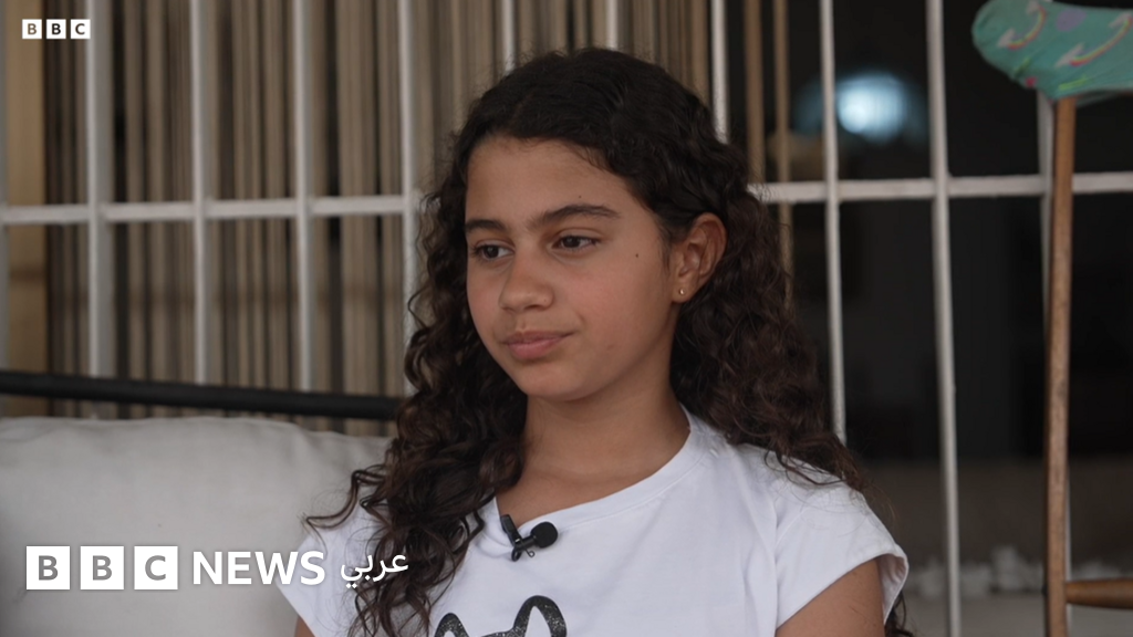 تحت المبنى المنهار، خيّم الصمت على كل شيء بالنسبة لفابيانا. كانت مستلقية على ظهرها، محاصرة بالأنقاض من كل جانب، والسقف يكاد يلامس وجهها 