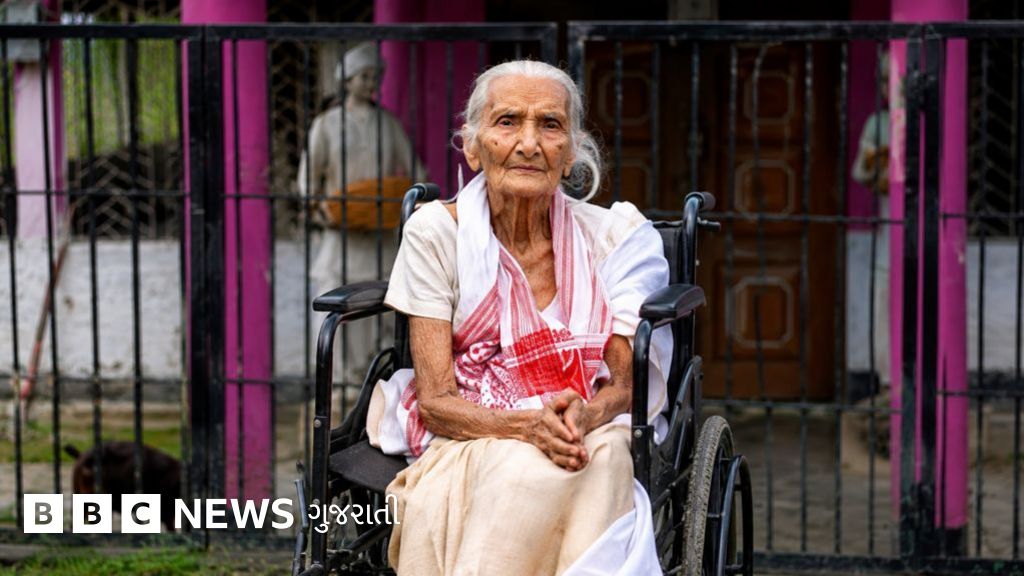 આસામના પૂરમાં 97 વર્ષીય મહિલા કેળના થડ પર બચી