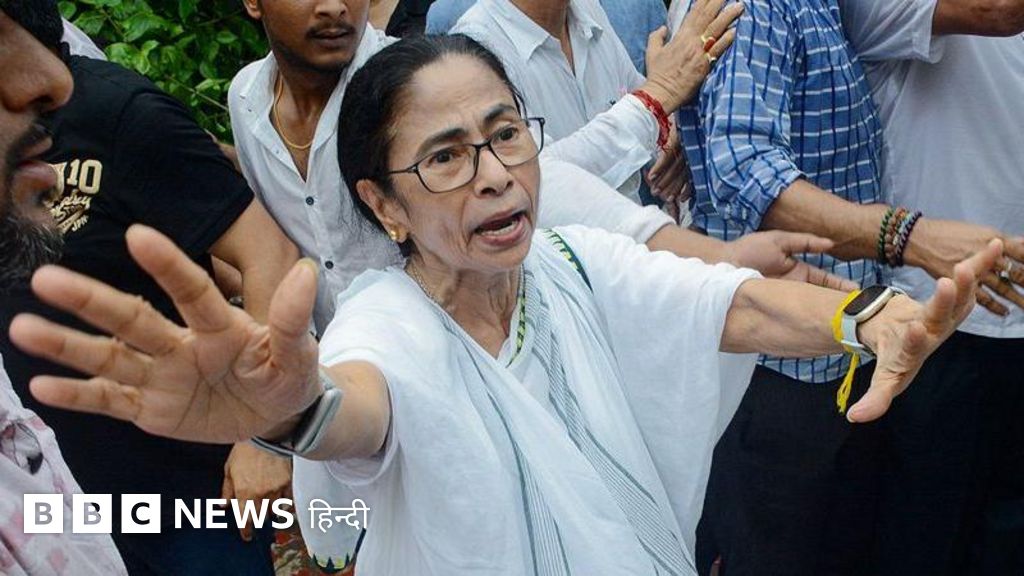 ममता बनर्जी की कार पर कीचड़ और पत्थर फेंकने का आरोप