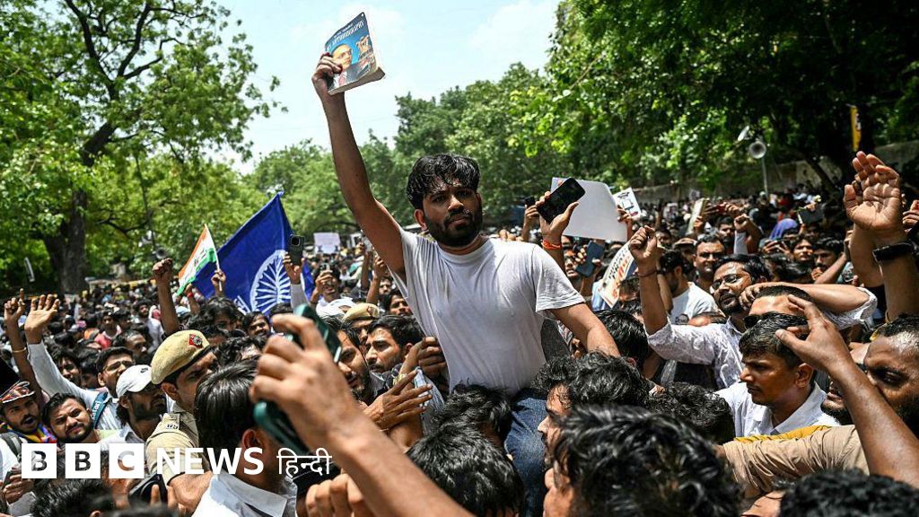 परीक्षा पेपर लीक के खिलाफ छात्र आंदोलन जारी