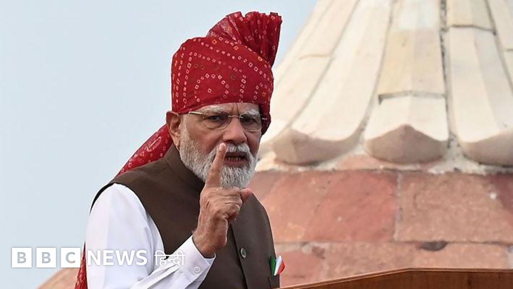 लाल किले से युवाओं की बात, परीक्षा विवादों पर मौन