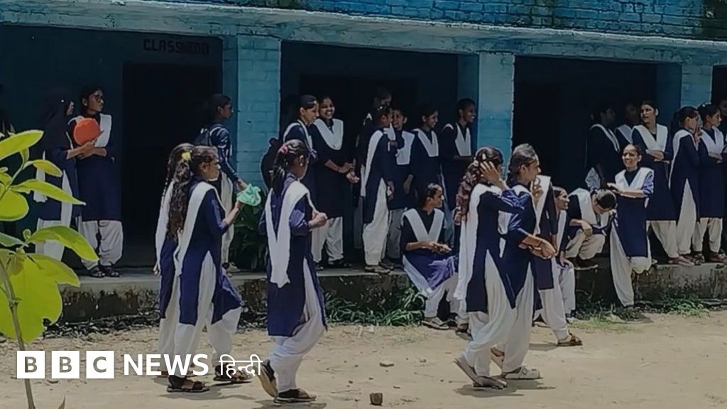 फ़तेहपुर के सरकारी स्कूल में छात्रों का बुनियादी सुविधाओं के लिए प्रदर्शन