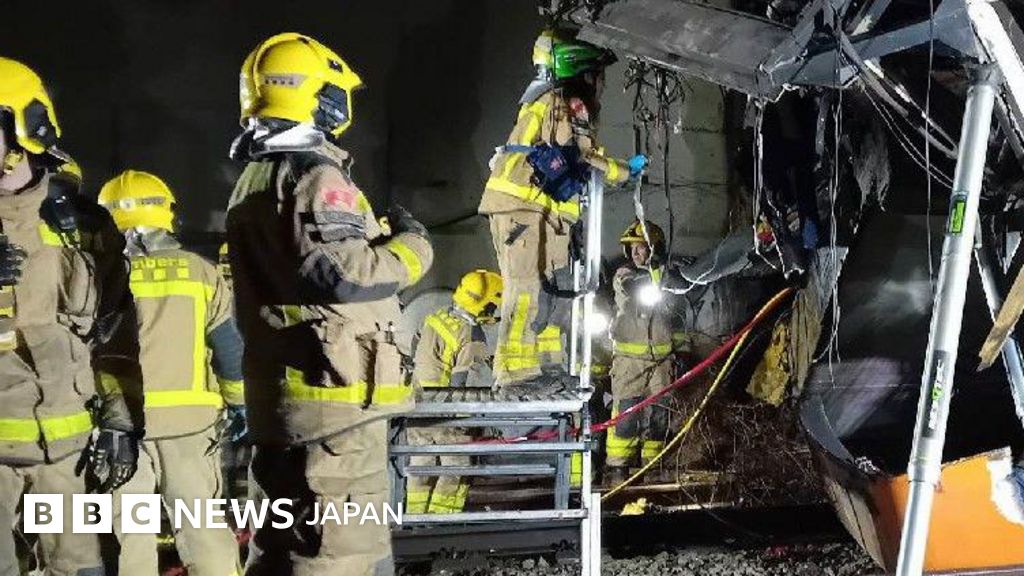 スペインでまた列車脱線、運転士が死亡し30人以上負傷 崩落した擁壁と衝突 - BBCニュース