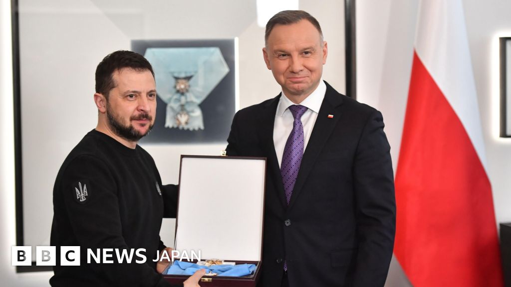 ゼレンスキー氏、ポーランド最高勲章を返上 剥奪すると言われ - BBCニュース