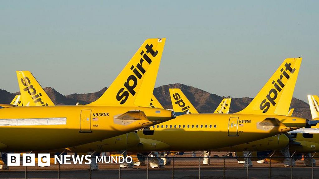 Photo: BBC Los icónicos aviones amarillos de Spirit Airlines, estacionados en una pista de aterrizaje