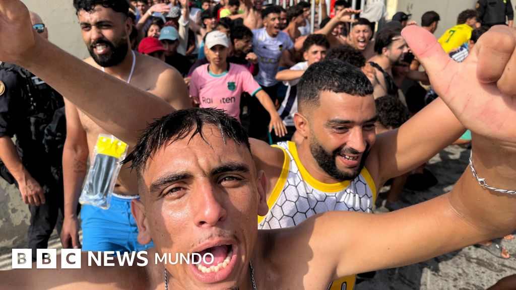 La situación está fuera de control : el gobierno de España moviliza al ejército ante el cruce de miles de migrantes desde Marruecos a Ceuta