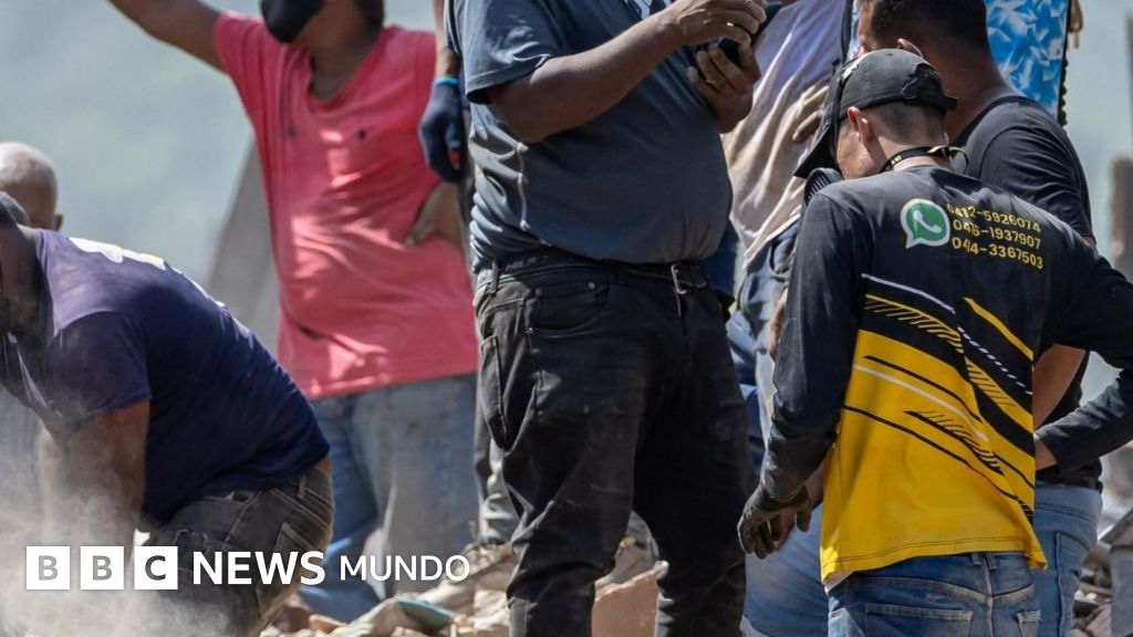 La Guaira: familiares trabajan sin ayuda entre los escombros