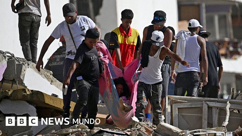 "Hay familias enteras atrapadas": la desesperación por rescatar a las personas que se encuentran bajo los escombros de edificios que se derrumbaron en Venezuela