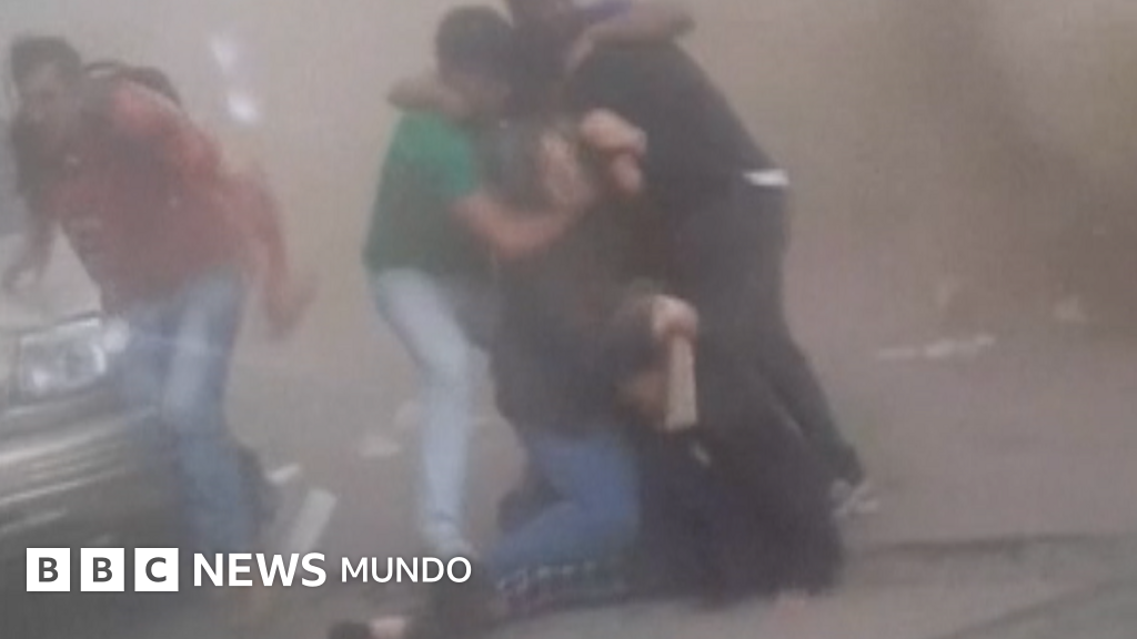 The panic on the street during the earthquakes in Venezuela - BBC News World