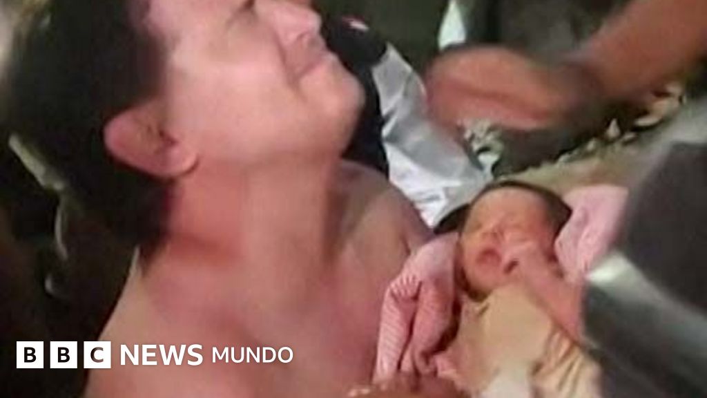 Rescue among the rubble of a newborn baby in Venezuela - BBC News World
