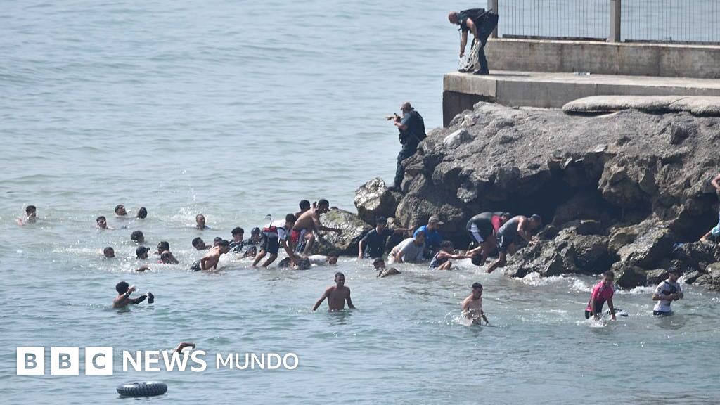 El momento en el que cientos de migrantes cruzan a nado la frontera de Marruecos