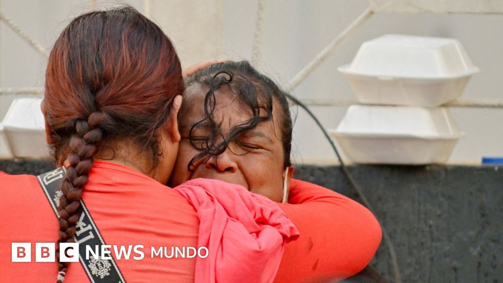 The emotional images of rescue efforts in the search for survivors following the earthquakes in Venezuela - BBC News World