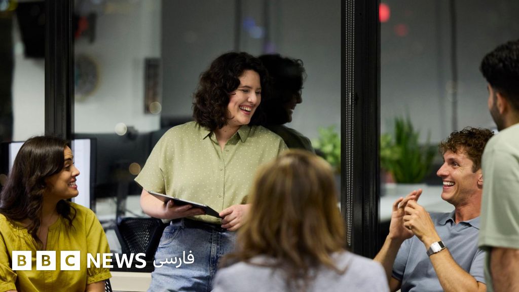 دو مرد و سه زن در محیط کاری