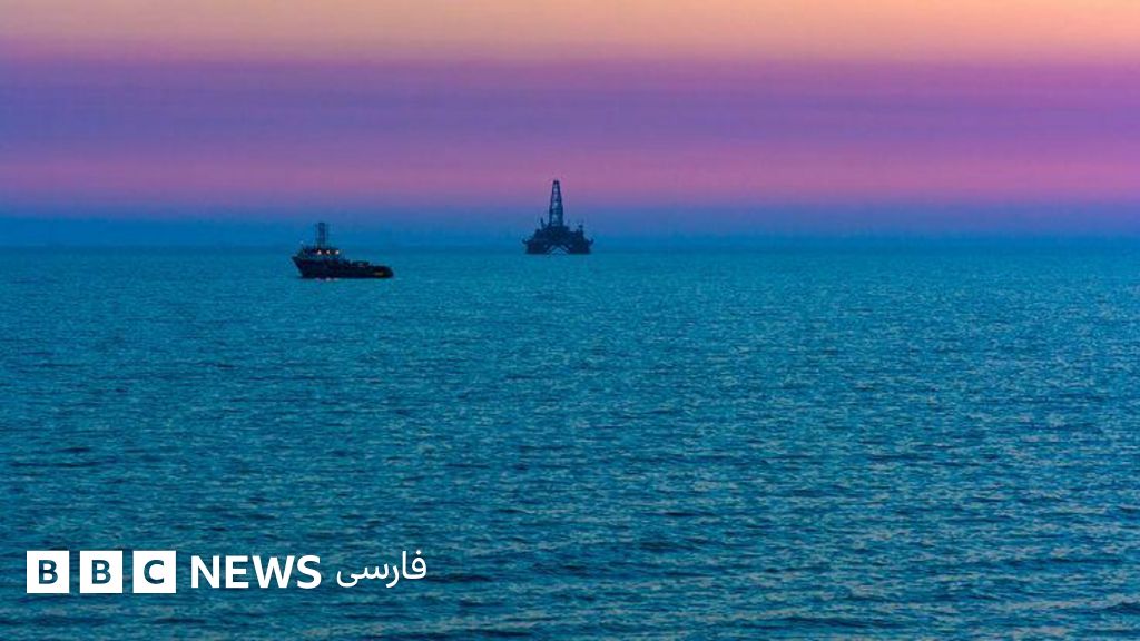 عکسی از سکوهای نفتی در دریای خزر