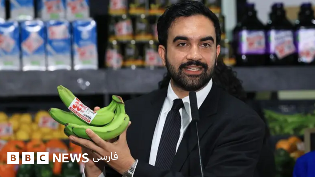 زهران ممدانی، شهردار نیویورک، ۲۷ ژوئیه ۲۰۲۶ هنگام سخنرانی در یک مرکز توزیع مواد غذایی در منطقه بروکلین، چند موز در دست دارد