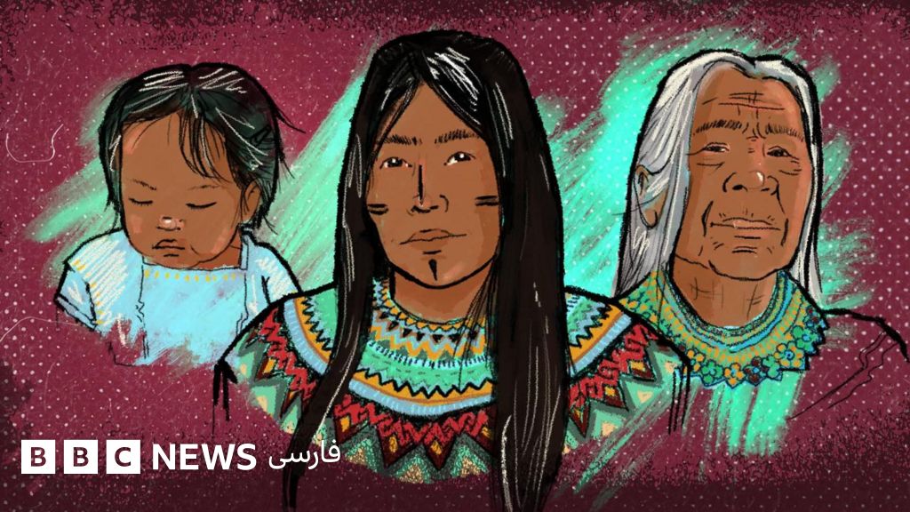 نقاشی مدادی از سه نسل از زنان امبرا روی پس‌زمینه پارچه‌ای زرشکی با نقطه‌های سفید. سمت چپ، نوزاد دختری با لباس آبی و سر رو به پایین دیده می‌شود. وسط، مادر با موهای بلند مشکی، خطوط سیاه روی گونه‌ها و بینی و پلیوری طرح‌دار قرار دارد. سمت راست، مادربزرگی با موهای بلند سفید و چهره‌ای چروکیده دیده می‌شود. هر دو زن مستقیما به روبه‌رو نگاه می‌کنند