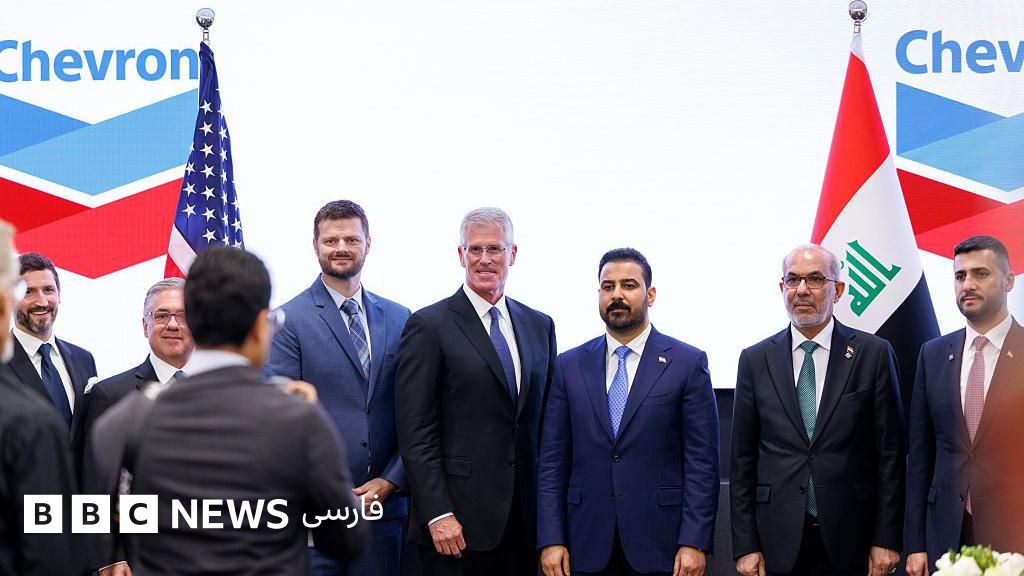 مارک نلسون، معاون رئیس شرکت شِورون، و علی زیدی، نخستوزیر عراق، در دفتر مرکزی شورون در هیوستون، تگزاس