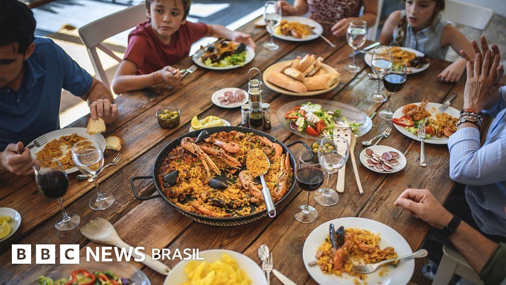 Qual é o melhor horário para jantar e por que comer a mesma coisa tem efeitos diferentes dependendo da hora do dia?