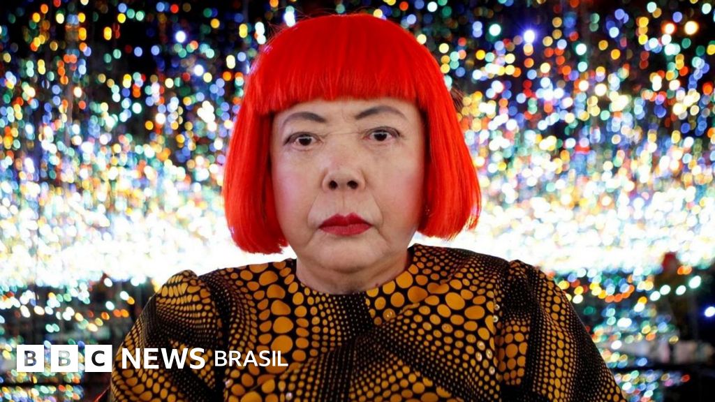 Yayoi Kusama, artista japonesa famosa por obras com bolinhas e visual ousado, morre aos 97 anos