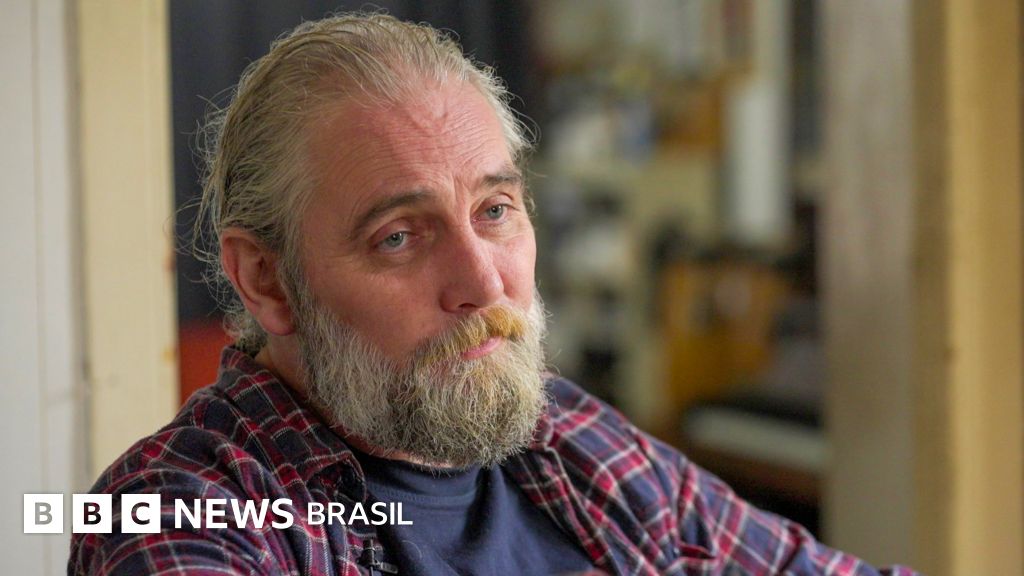 'A IA disse que havia pessoas vindo me matar. Peguei um martelo e me preparei pra guerra': como conversas com Grok fizeram homem delirar