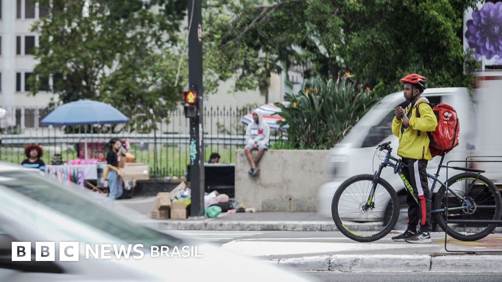 'Fino', dinheiro e coragem: como apps exploram 'provas de masculinidade' dos entregadores, segundo sociólogo