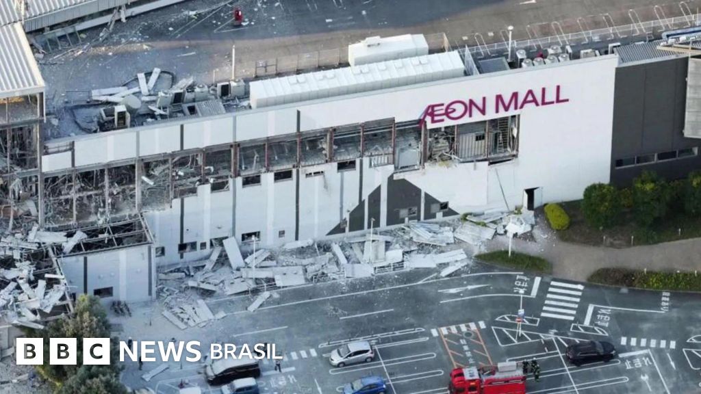 Terremoto devastador no Japão deixa shopping desabado e várias pessoas presas