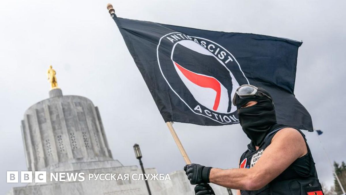 Суд в Техасе приговорил восемь активистов «Антифа» к крупным срокам за нападение на иммиграционный центр. Лидер группы получил 100 лет тюрьмы