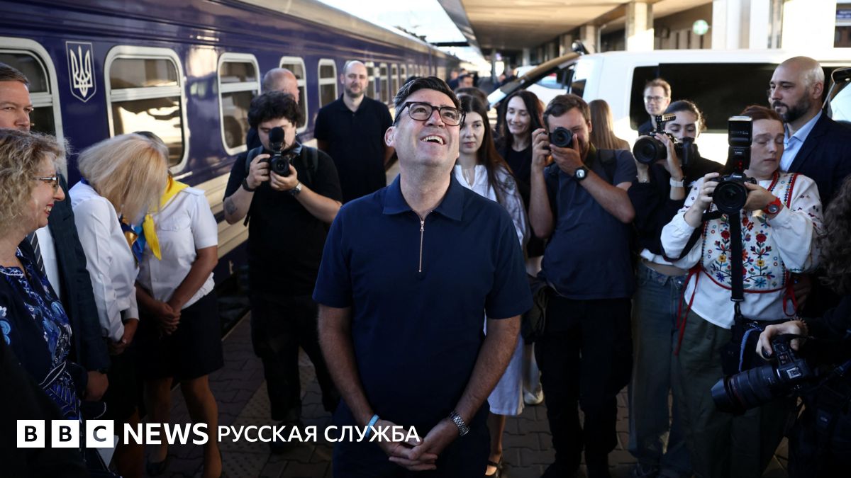 Энди Бернем приехал в Киев. Он передаст Зеленскому чертежи дальнобойных ракет