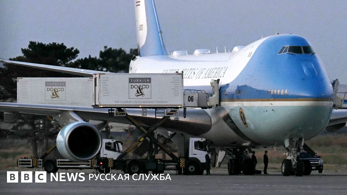 СМИ: из-за угроз Ирана Трамп улетел из Анкары на другом самолете, переместившись к нему в фургоне бортового питания