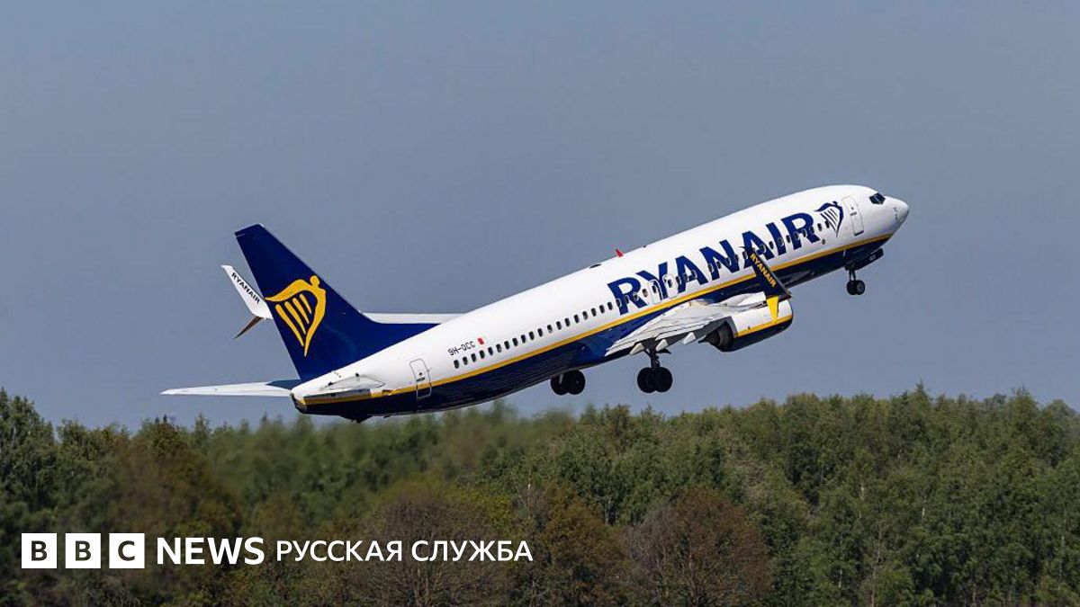 Иллюминатор самолета Ryanair, куда затянуло голову пассажира, разбился из-за оторвавшейся лопатки двигателя. Что к этому привело?