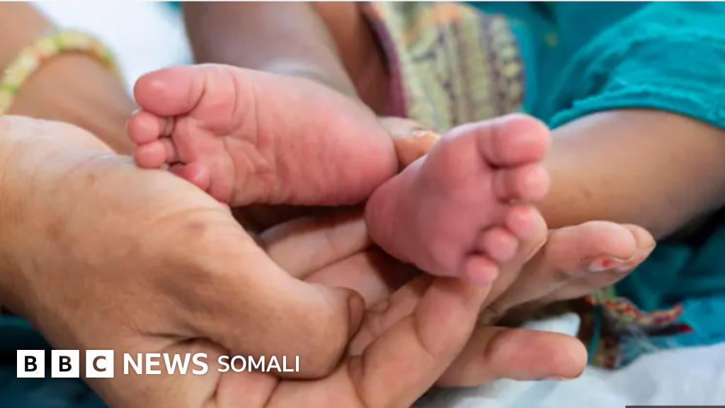 Hooyo isku dayday inay iska umuliso ilmaha iyada oo YouTube ka daawaneysa sida loo dhalo oo geeriyootay - BBC News Somali