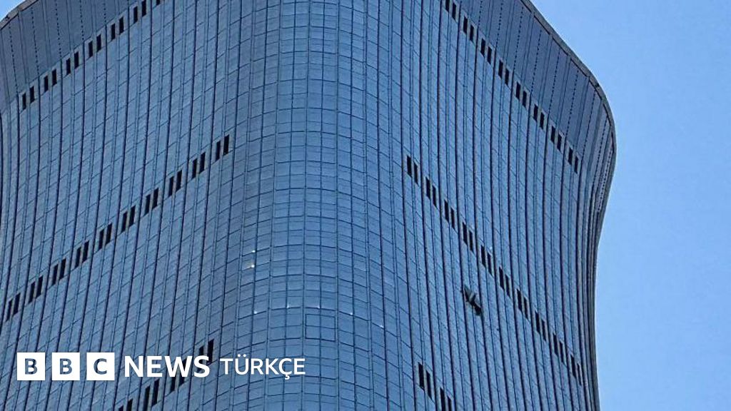 Pekin'de 109 Katlı Gökdelene Uçak Çarptı: Çin Sessizliğini Koruyor