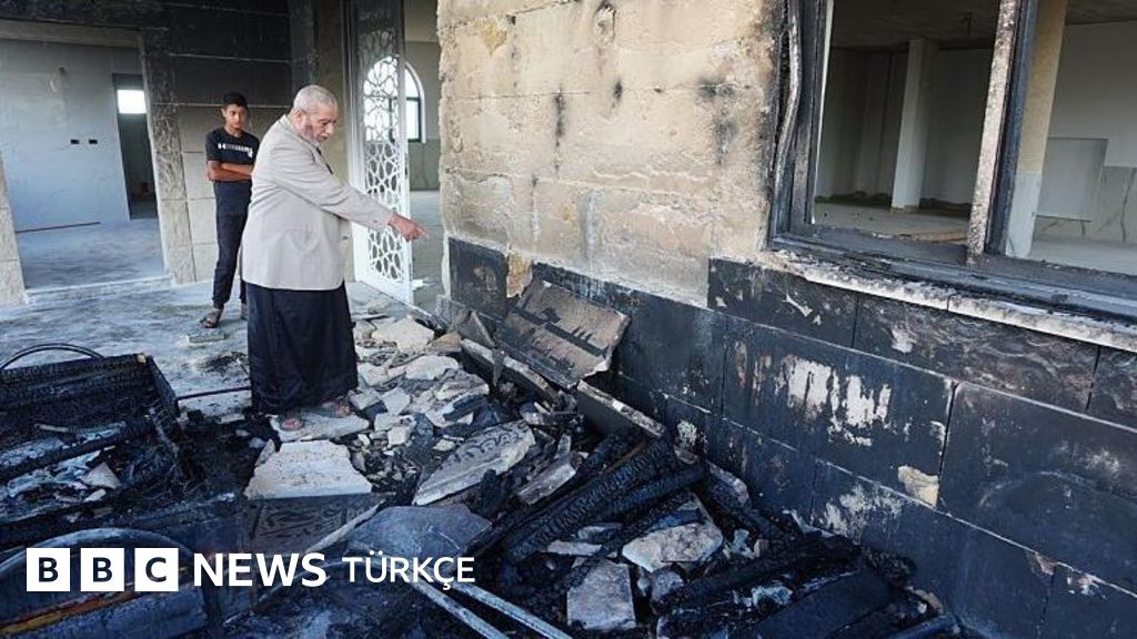 Filistinliler, İsrailli yerleşimcilerin Batı Şeria'da camileri, arabaları ve tarım arazilerini ateşe verdiğini anlatıyor