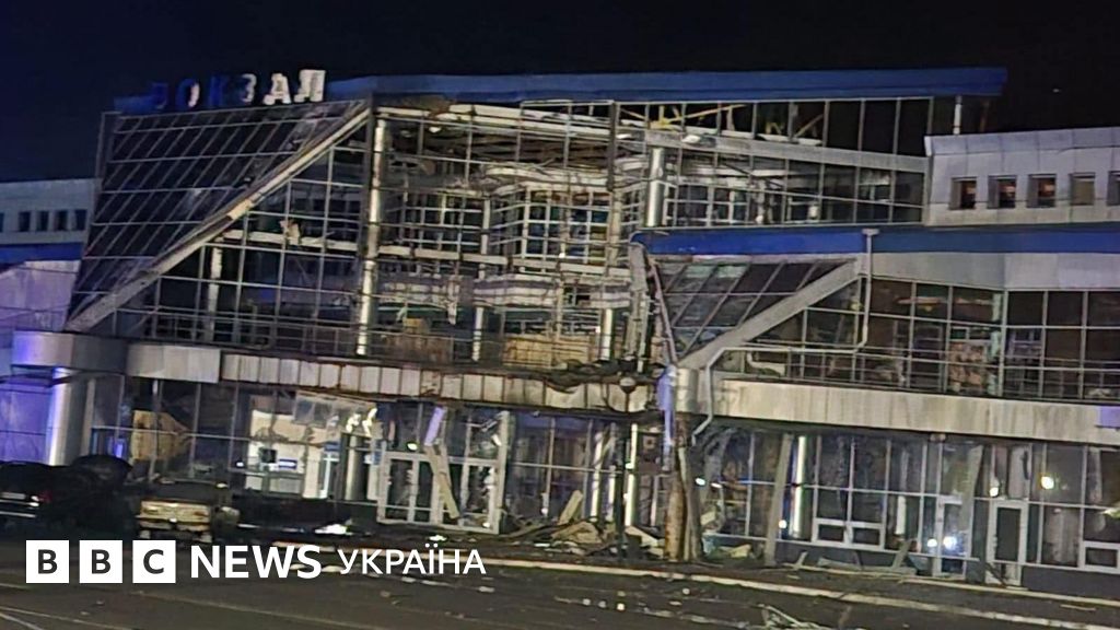 Росіяни вдарили балістикою по залізниці в Києві, є загиблий. Також атакували Одещину