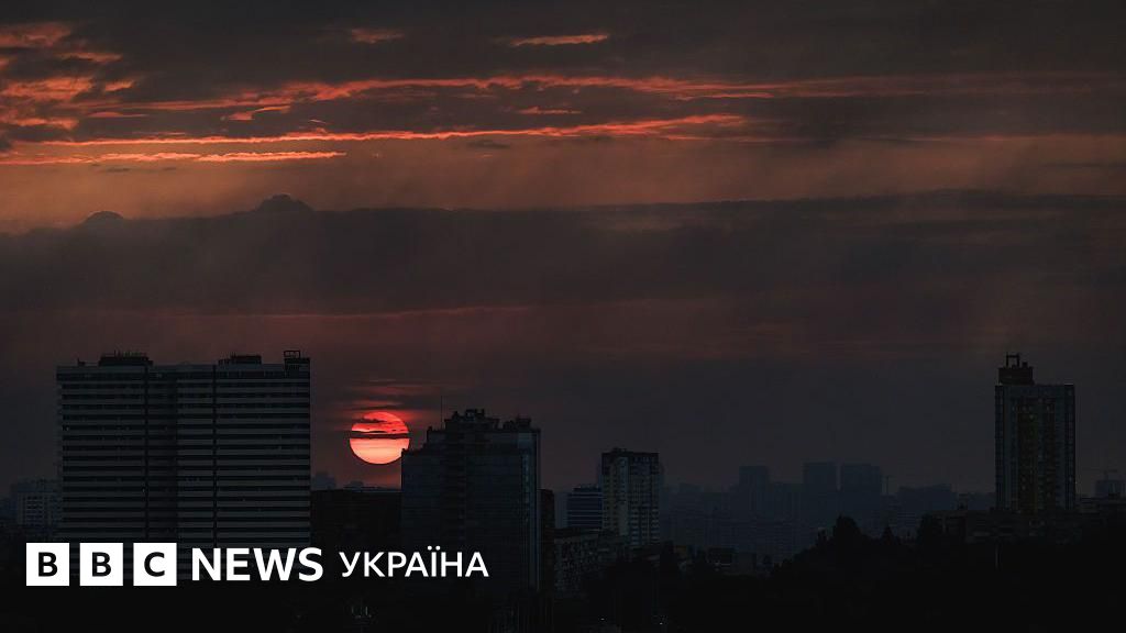 Росія знову атакує Київ балістикою. Палають пожежі
