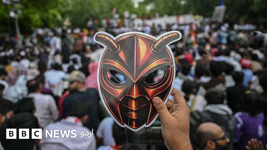 دہلی میں بڑے عوامی امتحانات میں مبینہ بے ضابطگیوں کے خلاف احتجاج کے دوران کاکروچ جنتا پارٹی (سی جے پی) کے ایک حامی نے کاکروچ کا ماسک پہن رکھا ہے۔