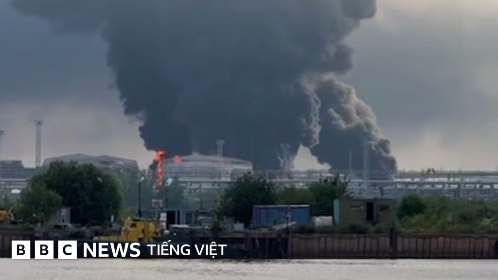 Ukraine tấn công một cảng dầu lớn của Nga ở St Petersburg