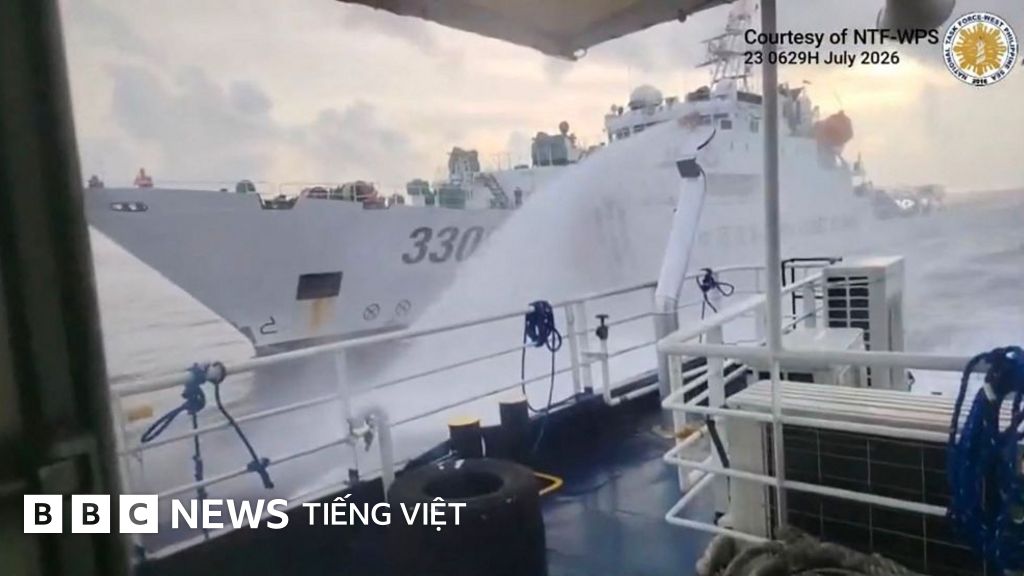 Trung Quốc 'phun vòi rồng vào tàu Philippines ở bãi cạn Scarborough'