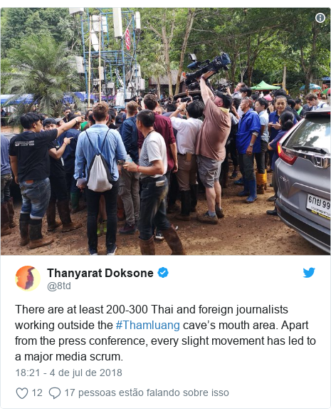 Twitter post de @8td: There are at least 200-300 Thai and foreign journalists working outside the #Thamluang cave’s mouth area. Apart from the press conference, every slight movement has led to a major media scrum. 