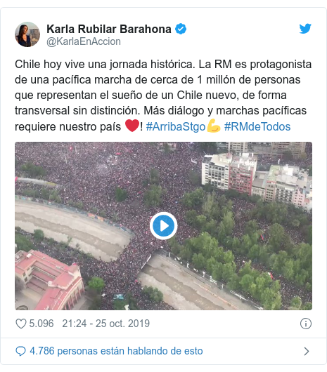 Publicación de Twitter por @KarlaEnAccion: Chile hoy vive una jornada histórica. La RM es protagonista de una pacífica marcha de cerca de 1 millón de personas que representan el sueño de un Chile nuevo, de forma transversal sin distinción. Más diálogo y marchas pacíficas requiere nuestro país ❤! #ArribaStgo💪 #RMdeTodos 