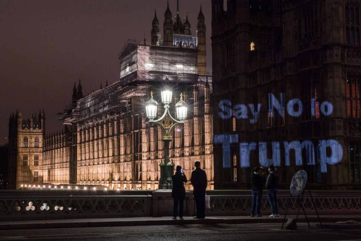 2017年2月19日，英国伦敦国会大楼外出现写有“Say No to Trump”的投影标语。