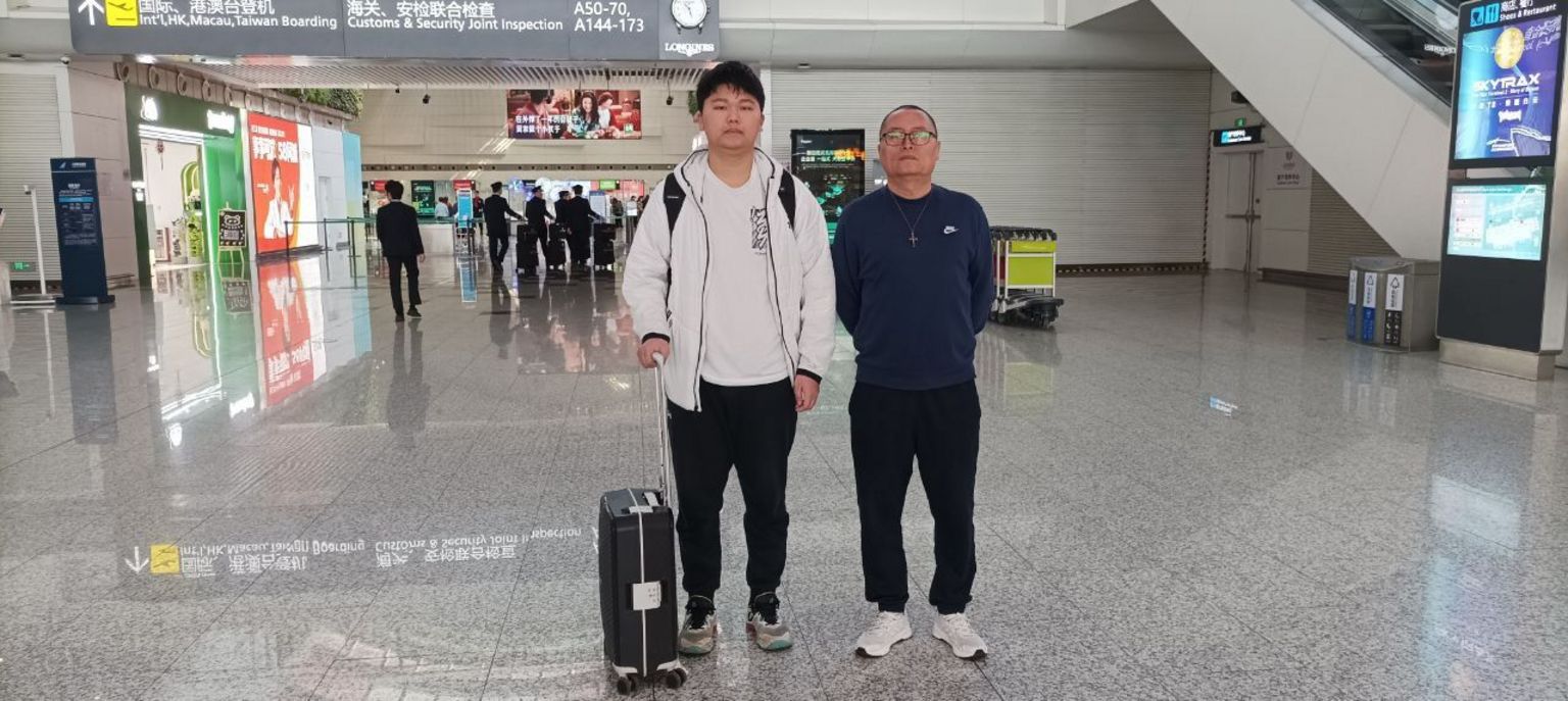 朱俊鹏(左)与父亲张强(右)